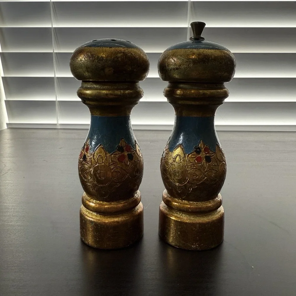 Vintage 2 Resin/Plastic ITALY Salt & Pepper Shakers Ornate Detail Blue‎ Gold